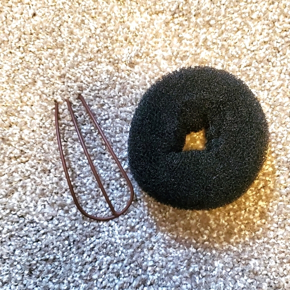 12/$30  π©βπ¦±π€  2 hair items and cosmetics bag - Picture 1 of 7